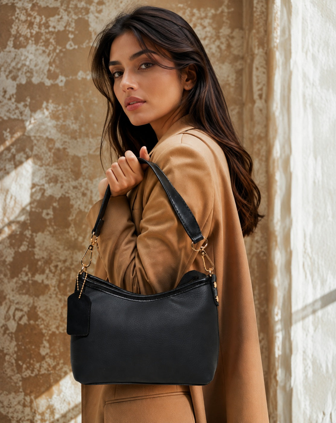 Classic Curve Shoulder Bag .